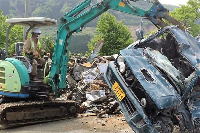 地震で倒壊したお宅から車の救出