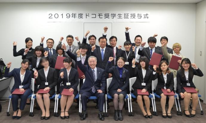 奨学生証授与後の集合写真